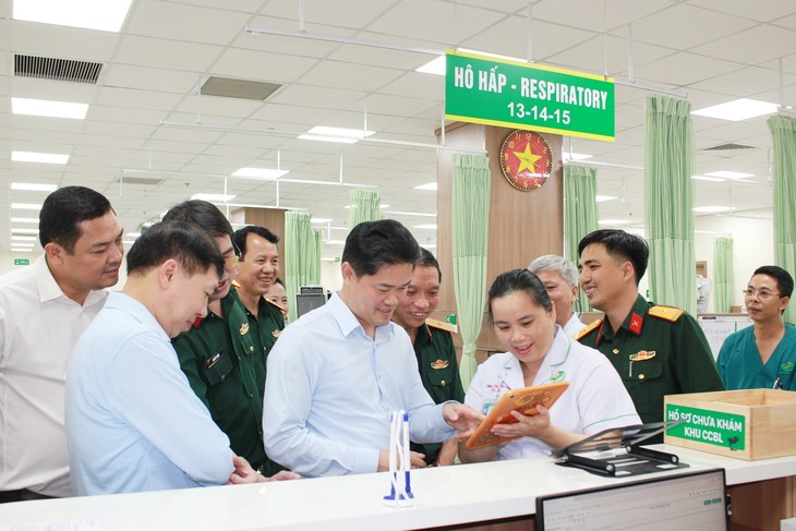 Cuối năm 2026, 100% nhân sự cơ quan nhà nước ở TPHCM phấn đấu hoàn thành 'bình dân học vụ số'- Ảnh 1.