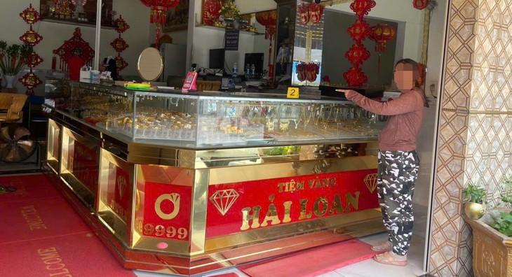 Vờ mua vàng, nữ quái 'cuỗm' luôn vàng - Ảnh 1.
