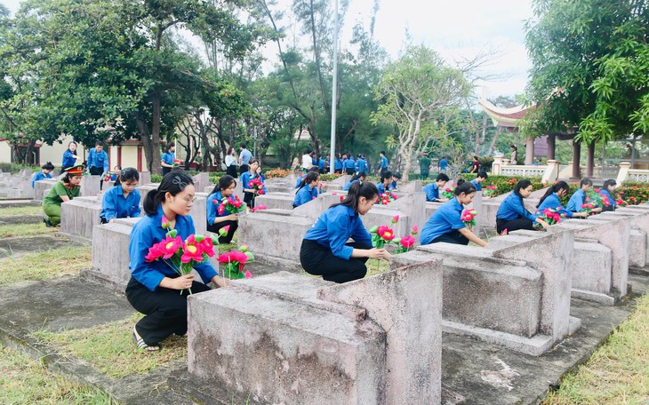 Xúc động lễ thắp nến tri ân tại Ngã ba Đồng Lộc- Ảnh 3.