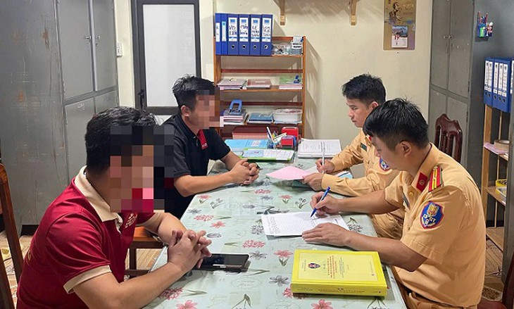 Xử phạt 2 tài xế xe khách chèo kéo, tranh giành khách gây bức xúc trên mạng xã hội- Ảnh 1.