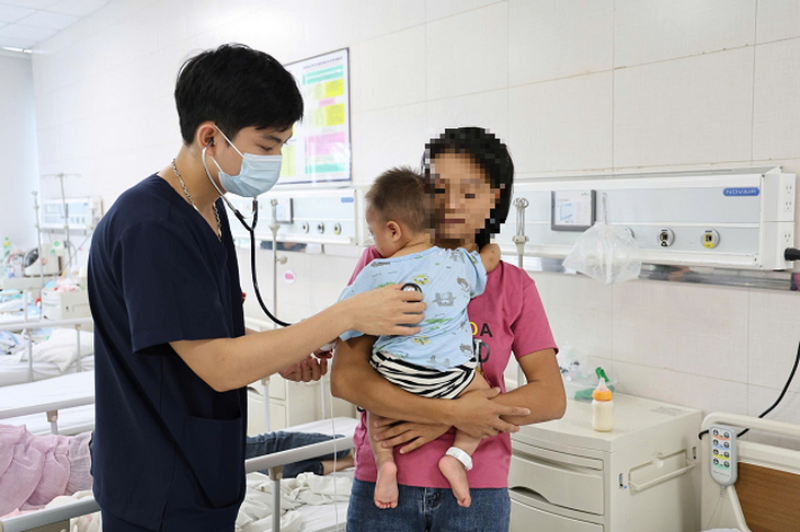 Cứu sống bé trai 15 tháng tuổi nguy kịch sau khi bị ong vò vẽ đốt 60 nốt trên cơ thể- Ảnh 2.