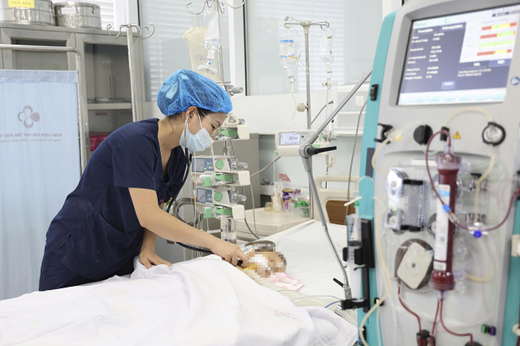 Cứu sống bé trai 15 tháng tuổi nguy kịch sau khi bị ong vò vẽ đốt 60 nốt trên cơ thể- Ảnh 1.