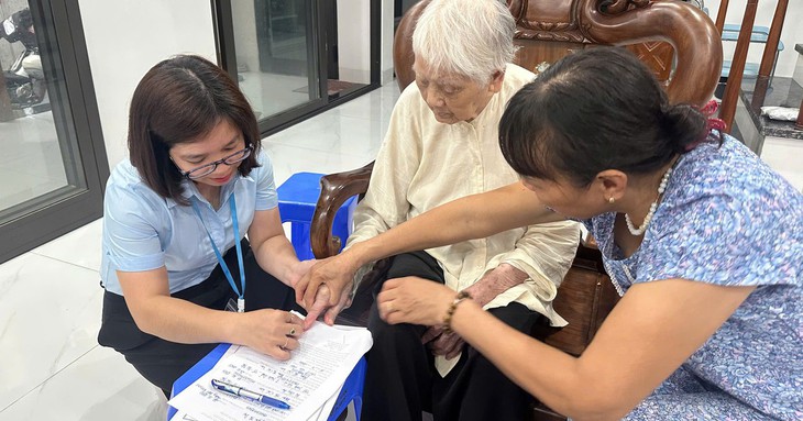 Bắt tạm giam người phụ nữ hành nghề bói toán để điều tra hành vi lừa đảo chiếm đoạt tài sản- Ảnh 2.