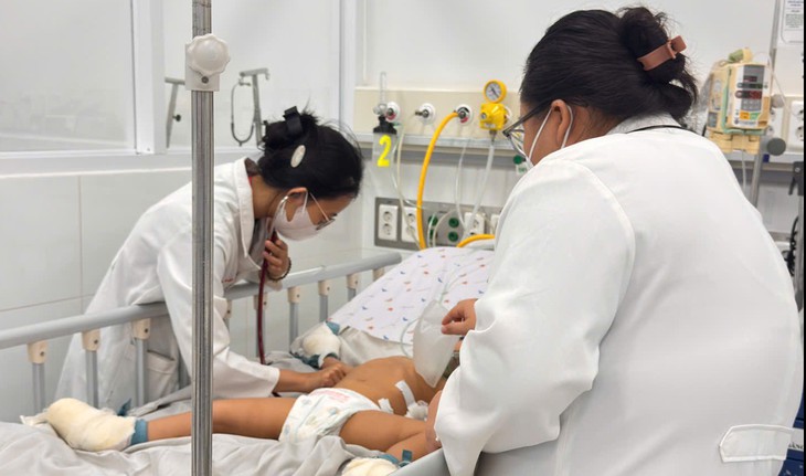 Khẩn trương cấp cứu 2 bệnh nhi trong vụ cháy xe khách khiến nhiều người thương vong- Ảnh 2.