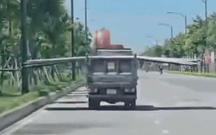 Clip xe tải chở hàng quá khổ kiểu 'dang cánh' giữa đường, cả lái và chủ đều bị xử phạt - Ảnh 1.