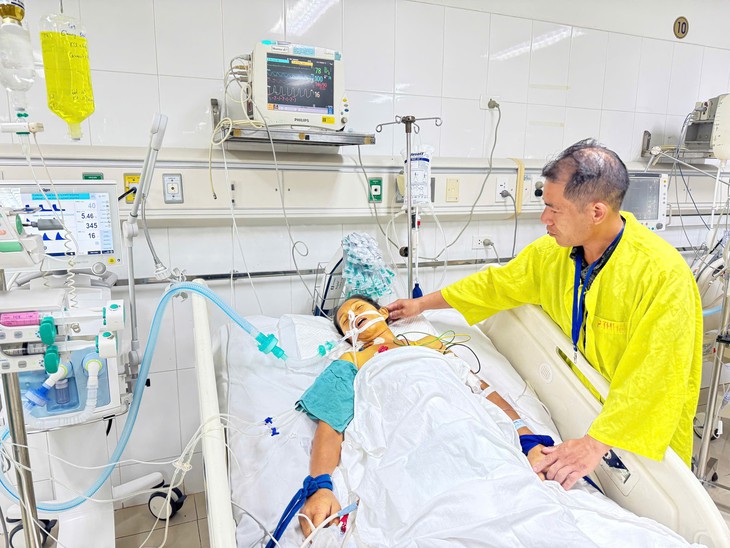 Xót xa gia cảnh mẹ nguy kịch trong phòng hồi sức, con trai bại não mòn mỏi chờ mẹ trở về- Ảnh 1.