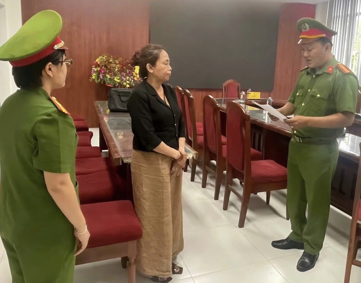 Khởi tố người phụ nữ lừa bán đất giải tỏa giá rẻ, chiếm đoạt 7,7 tỷ đồng- Ảnh 1.
