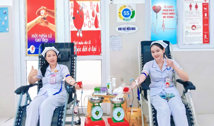 Bệnh viện thiếu máu, cán bộ y tế tình nguyện hiến máu cứu người- Ảnh 2.