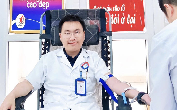 Cán bộ công an hiến máu cứu cháu bé nguy kịch - Ảnh 2.