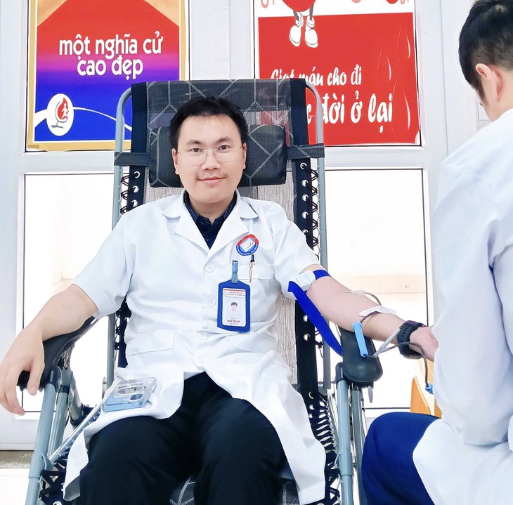 Bệnh viện thiếu máu, cán bộ y tế tình nguyện hiến máu cứu người- Ảnh 4.