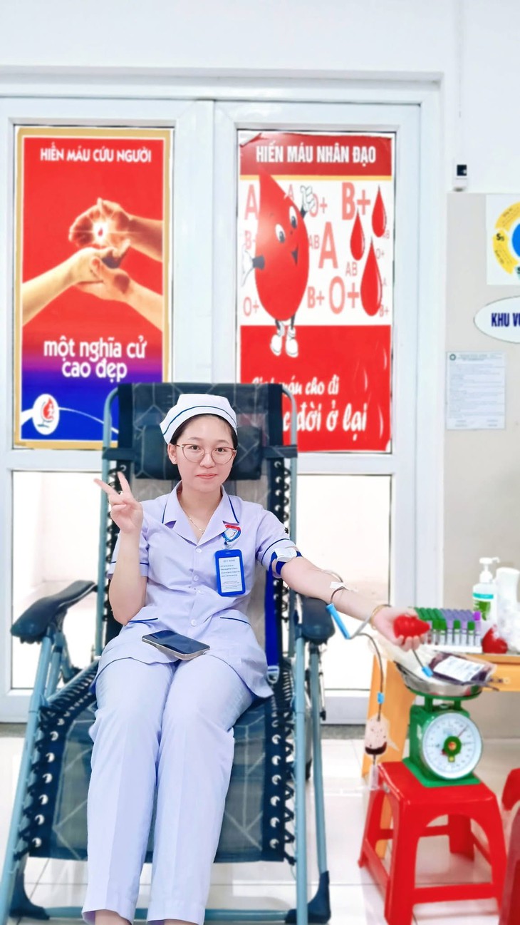 Bệnh viện thiếu máu, cán bộ y tế tình nguyện hiến máu cứu người- Ảnh 3.