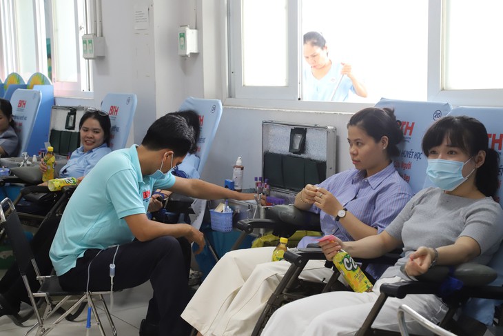 Y, bác sĩ trao thêm hy vọng sống bằng những giọt máu hồng- Ảnh 2.