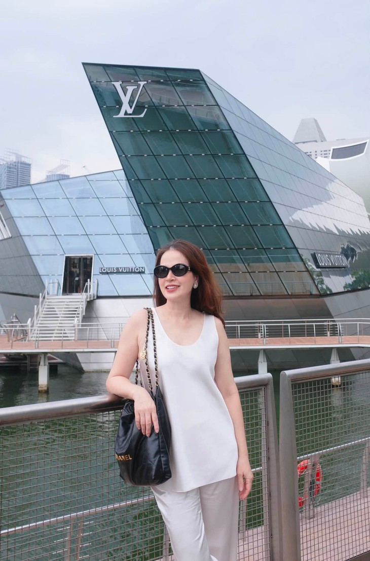 Cuộc sống ở tuổi hưu của bố mẹ Á hậu Tú Anh- Ảnh 1.