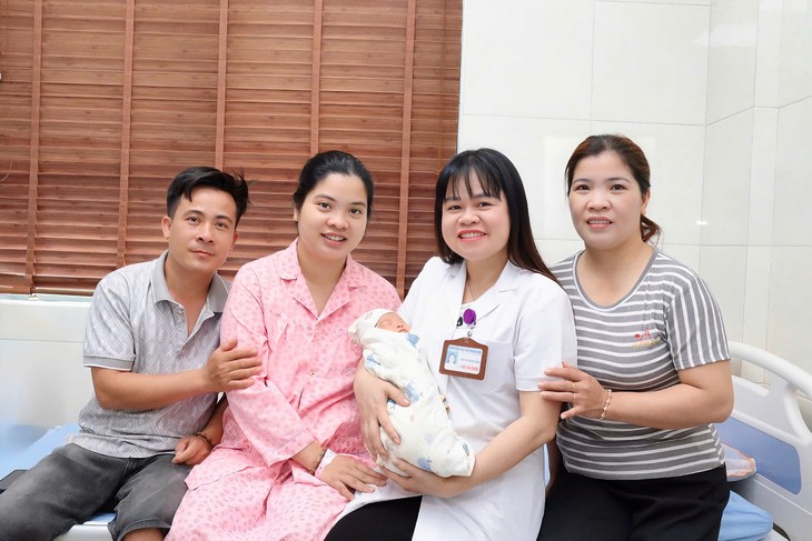 Người bác sĩ  mang tiếng cười trẻ thơ đến với nhiều cặp vợ chồng hiếm muộn - Ảnh 1.