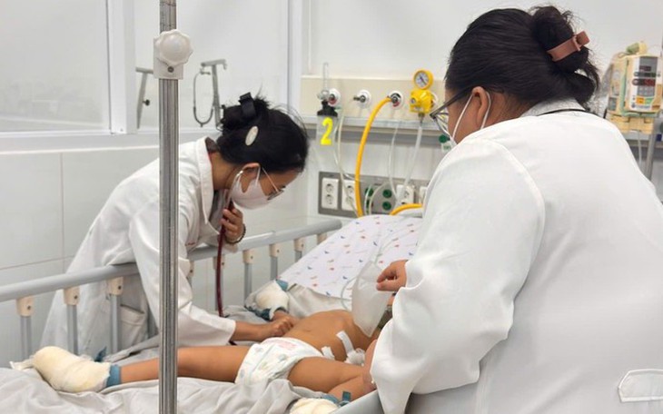 Xử phạt 2 tài xế xe khách chèo kéo, tranh giành khách gây bức xúc trên mạng xã hội- Ảnh 2.