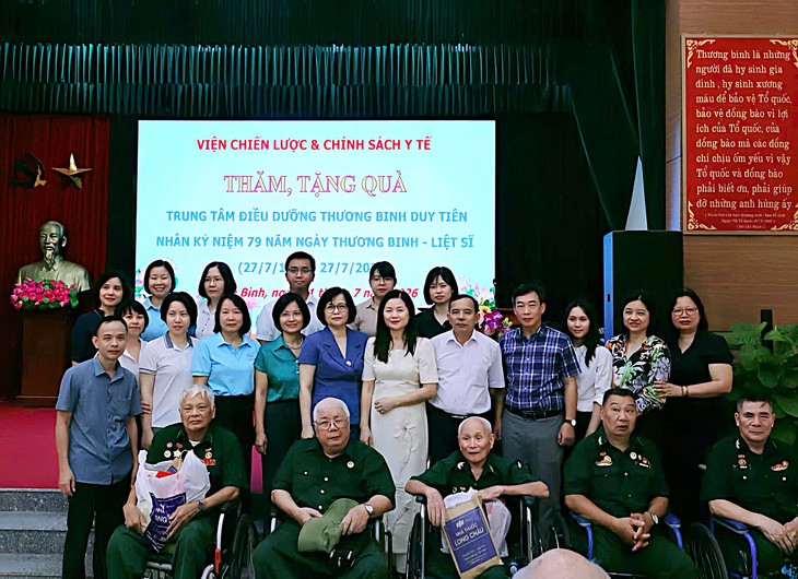 Viện Chiến lược và Chính sách Y tế tri ân thương binh, bệnh binh tại Trung tâm Điều dưỡng thương binh Duy Tiên - Ảnh 2.