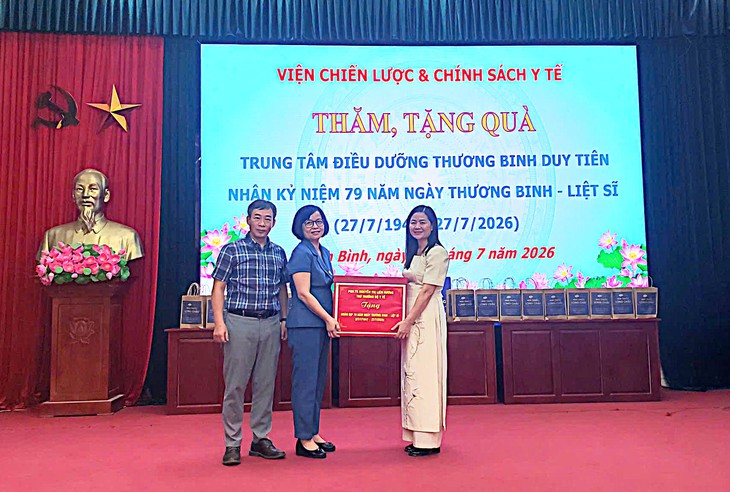 Viện Chiến lược và Chính sách Y tế tri ân thương binh, bệnh binh tại Trung tâm Điều dưỡng thương binh Duy Tiên - Ảnh 1.
