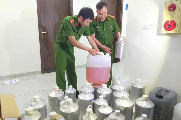 Triệt phá đường dây nước hoa giả nổi tiếng tại thanh hóa 2026 - Ảnh 3.