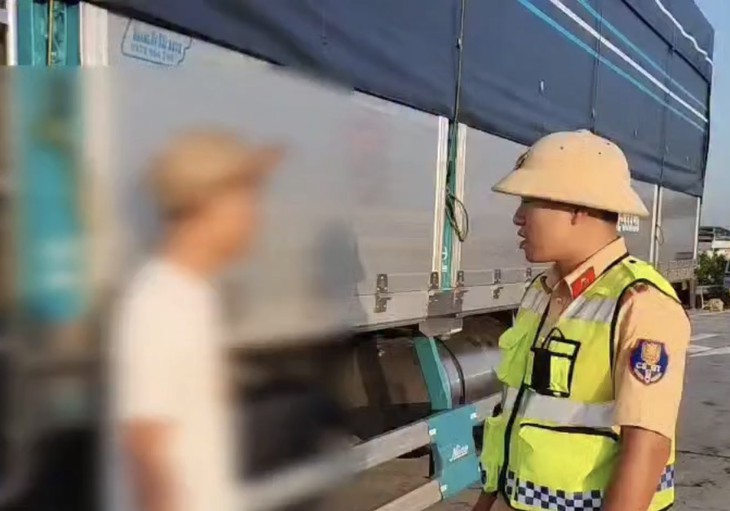 Dùng biên bản quá hạn thay giấy phép lái xe, tài xế và chủ xe nhận phạt gần 80 triệu đồng - Ảnh 1.
