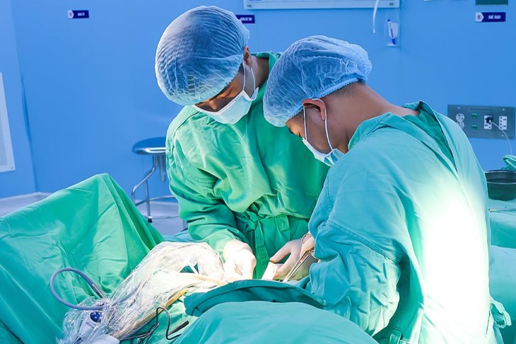 Giành lại sự sống cho nữ bệnh nhân 19 tuổi đa chấn thương, sốc mất máu - Ảnh 1.