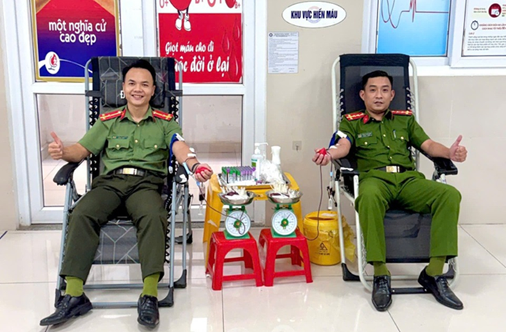 Cán bộ công an hiến máu cứu cháu bé nguy kịch - Ảnh 1.