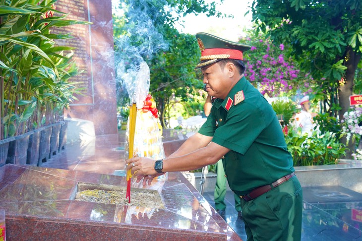 Quân khu 7 tổ chức nhiều hoạt động tri ân nhân Ngày Thương binh, Liệt sĩ- Ảnh 2.