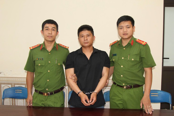 Vận động thành công 2 đối tượng truy nã ra đầu thú - Ảnh 2.
