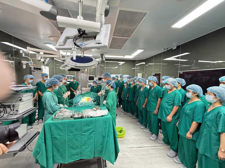 Người con nghẹn ngào ký đơn hiến tạng của cha: 'Nếu bố không thể ở lại, xin hãy để một phần của bố tiếp tục sống...'- Ảnh 1.
