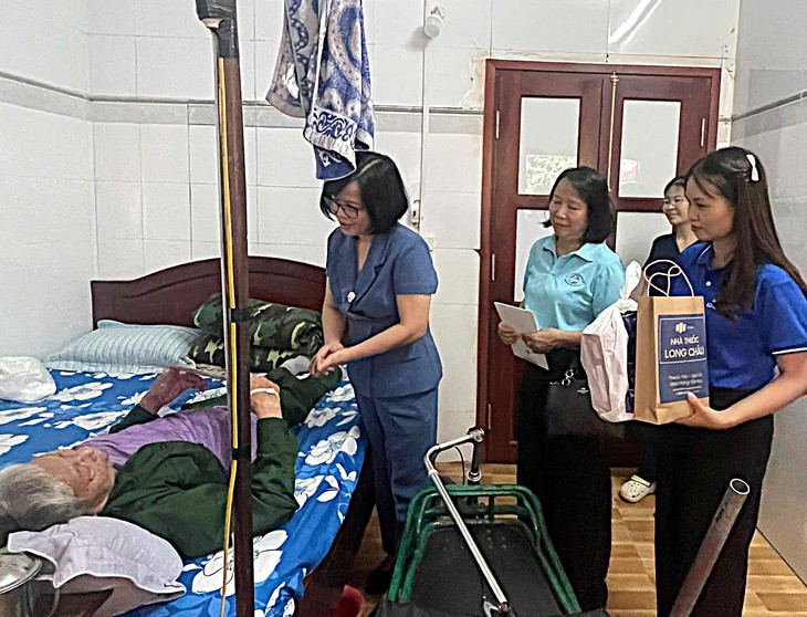 Viện Chiến lược và Chính sách Y tế tri ân thương binh, bệnh binh tại Trung tâm Điều dưỡng thương binh Duy Tiên - Ảnh 3.