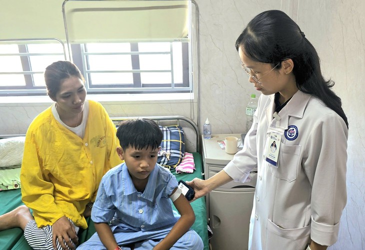 Bệnh viện Nội tiết Nghệ An ứng dụng công nghệ CGM, nâng cao hiệu quả quản lý đái tháo đường - Ảnh 1.