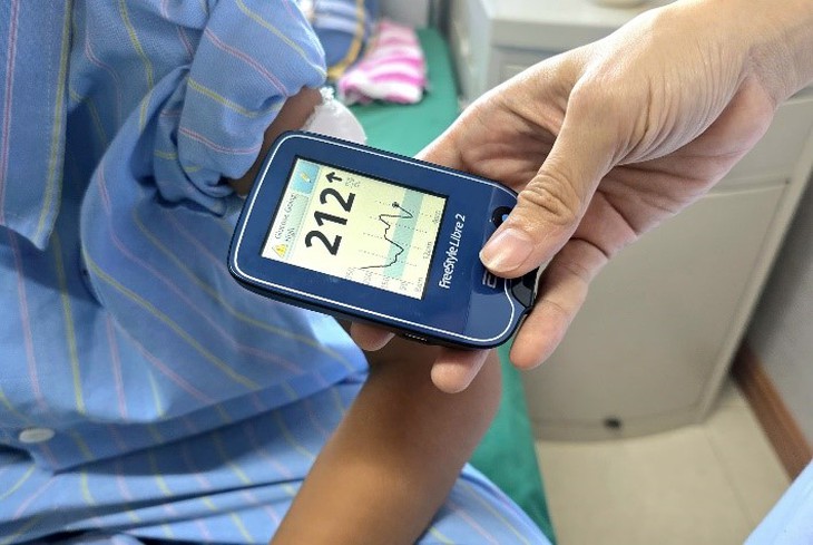 Bệnh viện Nội tiết Nghệ An ứng dụng công nghệ CGM, nâng cao hiệu quả quản lý đái tháo đường - Ảnh 2.