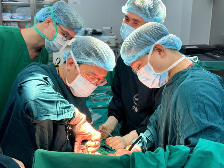 Kích hoạt báo động đỏ, cứu sống nam thanh niên đa chấn thương nguy kịch - Ảnh 1.