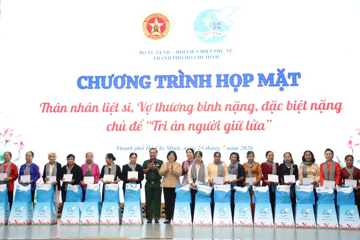 TPHCM tri ân thân nhân liệt sĩ, vợ thương binh nặng- Ảnh 1.