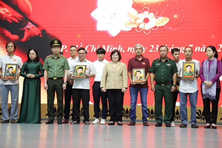 Xúc động giây phút 'trở về' của liệt sĩ qua di ảnh- Ảnh 1.
