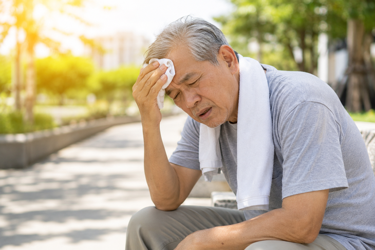 Những nguy cơ sức khoẻ người cao tuổi hay gặp ngày nắng nóng- Ảnh 1.