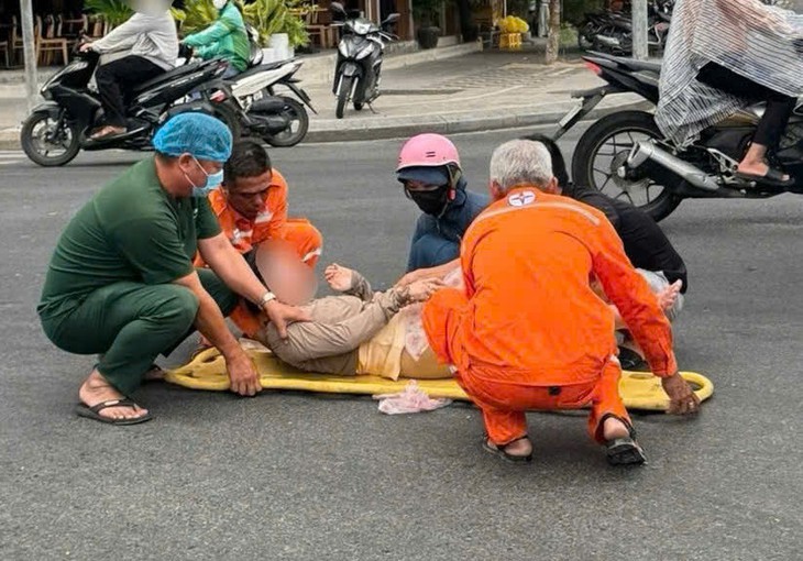 Nhân viên điện lực Huế hỗ trợ 2 du khách gặp tai nạn giao thông- Ảnh 1.