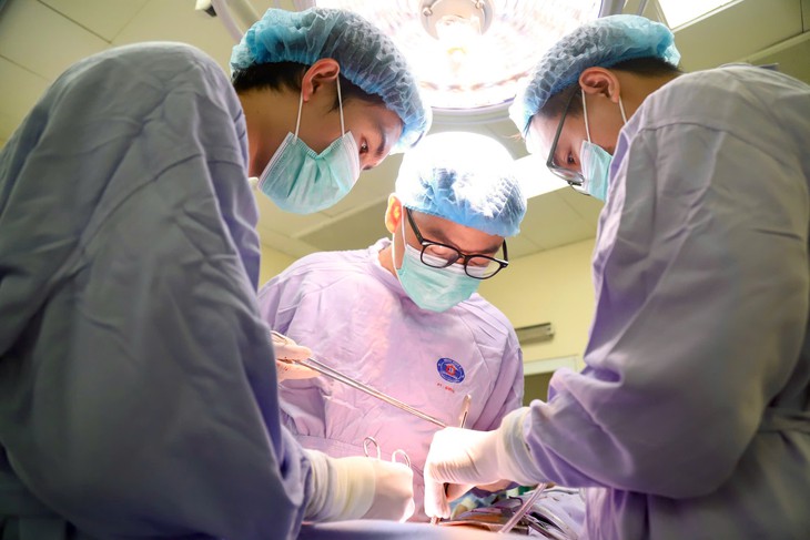 Chỉ nghĩ mình bị ho thông thường, người đàn ông 71 tuổi bất ngờ phát hiện ung thư phổi - Ảnh 1.