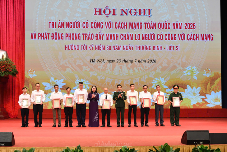 Thủ tướng Lê Minh Hưng: Sự hy sinh của các thế hệ cha anh sẽ mãi mãi được khắc ghi trong lòng dân tộc - Ảnh 3.