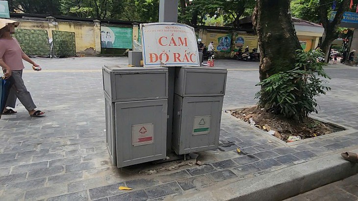 Phường Láng nói gì về thùng rác công nghệ bị ‘bỏ quên’ giữa phố?- Ảnh 4.
