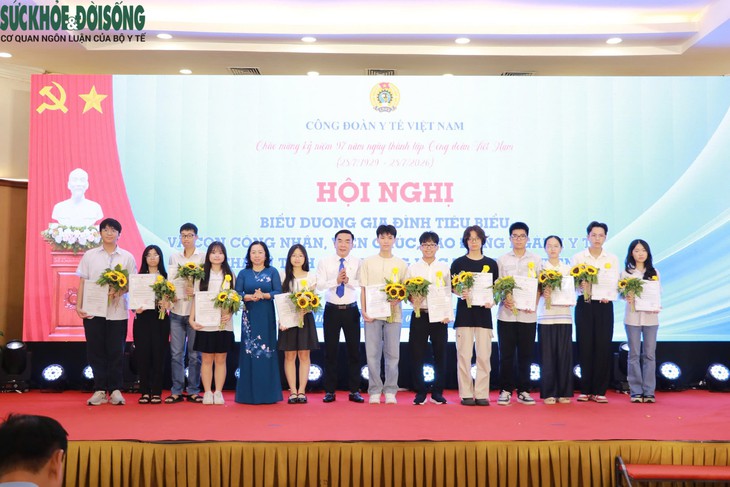 Biểu dương 106 gia đình tiêu biểu và 69 học sinh xuất sắc ngành Y tế- Ảnh 2.