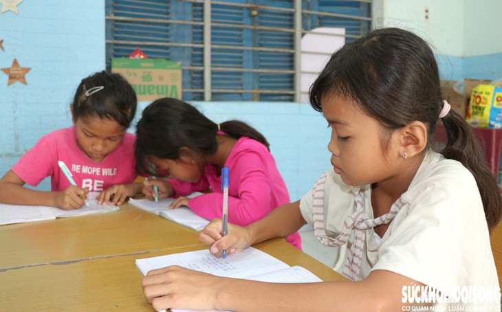 Học trò Raglai ở Khánh Hòa hào hứng với lớp học hè miễn phí- Ảnh 6.