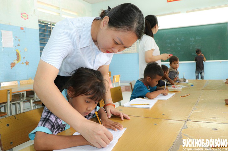Học trò Raglai ở Khánh Hòa hào hứng với lớp học hè miễn phí- Ảnh 2.