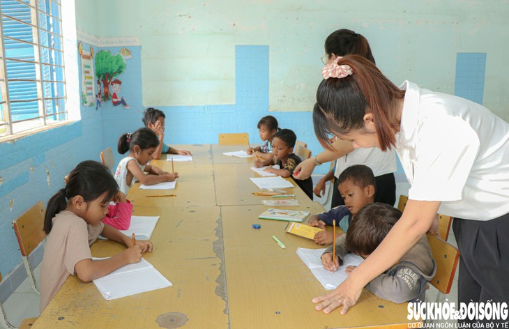 Học trò Raglai ở Khánh Hòa hào hứng với lớp học hè miễn phí- Ảnh 1.