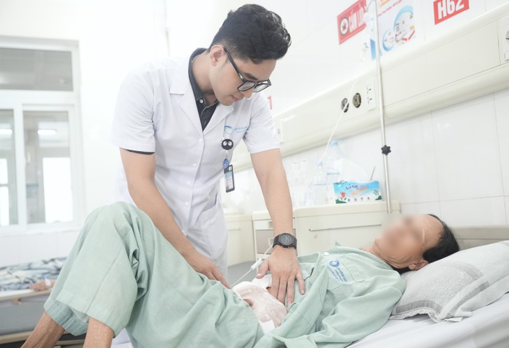 Phẫu thuật thành công ca ung thư trực tràng xâm lấn đa tạng- Ảnh 2.