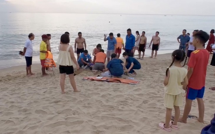 Bác sĩ kể giây phút cùng đồng nghiệp căng mình cứu người nguy kịch trên bãi biển- Ảnh 1.