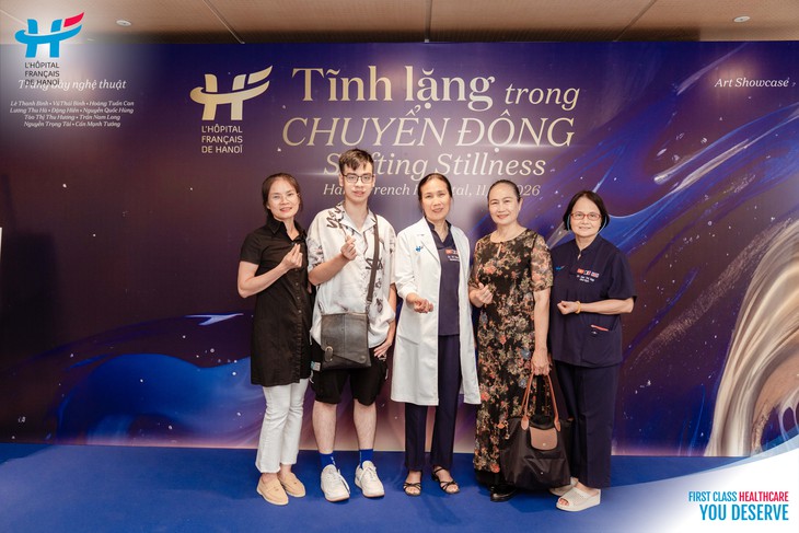 Họa sĩ khiếm thính Trần Nam Long và lời tri ân bằng nét cọ tại Bệnh viện Việt Pháp Hà Nội- Ảnh 1.