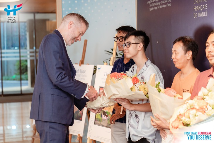 Họa sĩ khiếm thính Trần Nam Long và lời tri ân bằng nét cọ tại Bệnh viện Việt Pháp Hà Nội- Ảnh 2.