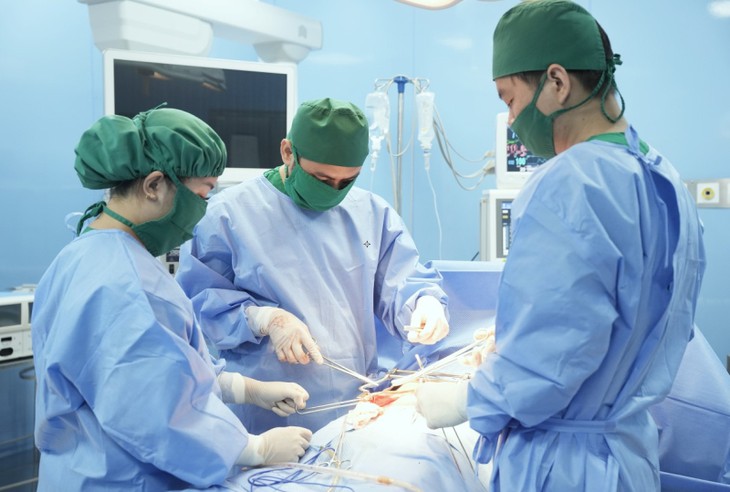 Phẫu thuật thành công ca ung thư trực tràng xâm lấn đa tạng- Ảnh 1.