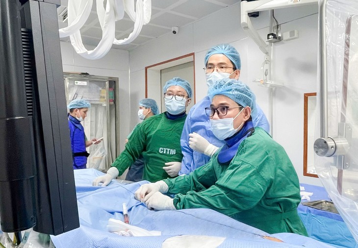 Làm chủ kỹ thuật can thiệp mạch máu não, Bệnh viện ĐKTP Vinh mở thêm cơ hội sống cho người bệnh đột quỵ- Ảnh 1.