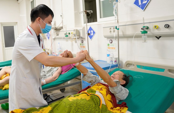 Làm chủ kỹ thuật can thiệp mạch máu não, Bệnh viện ĐKTP Vinh mở thêm cơ hội sống cho người bệnh đột quỵ- Ảnh 2.